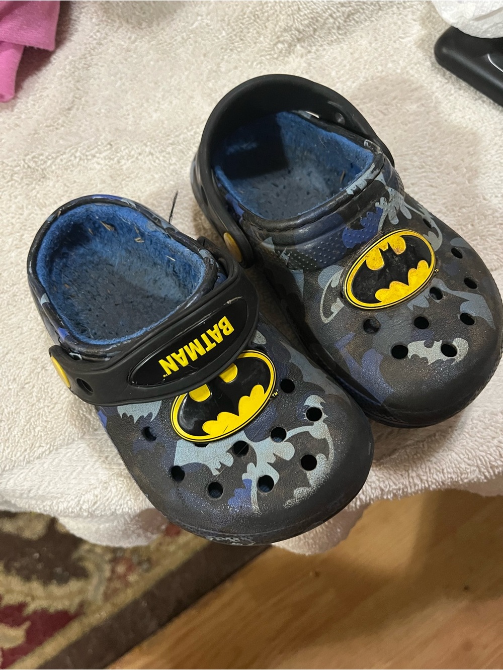 Batman Black and Yellow Kids' Clog Sandals size 7